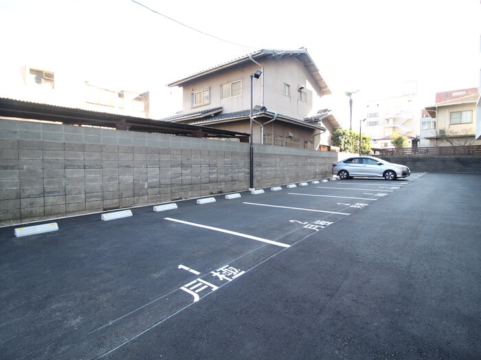 物件外観写真2　(駐車場)