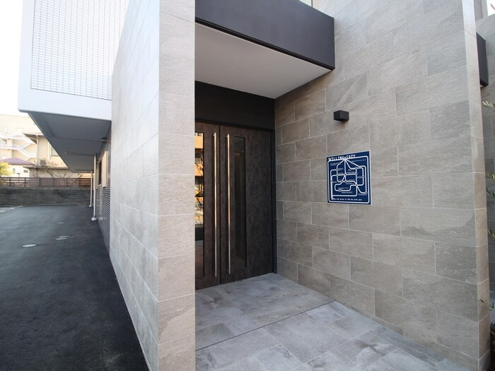 物件外観写真3　(エントランス部分)