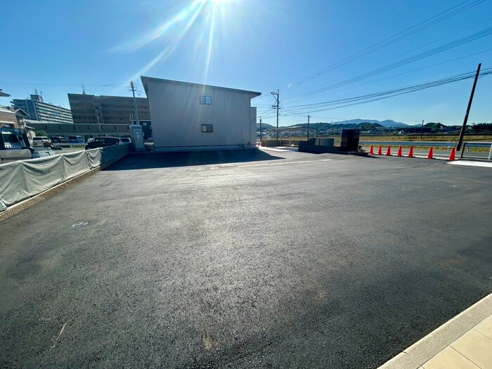 物件外観写真4　(駐車場)
