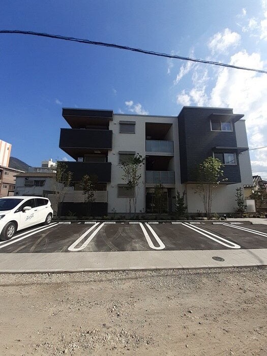 物件外観写真2　(駐車場)