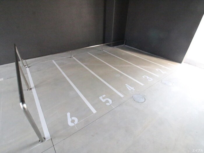 物件外観写真5　(バイク置き場)