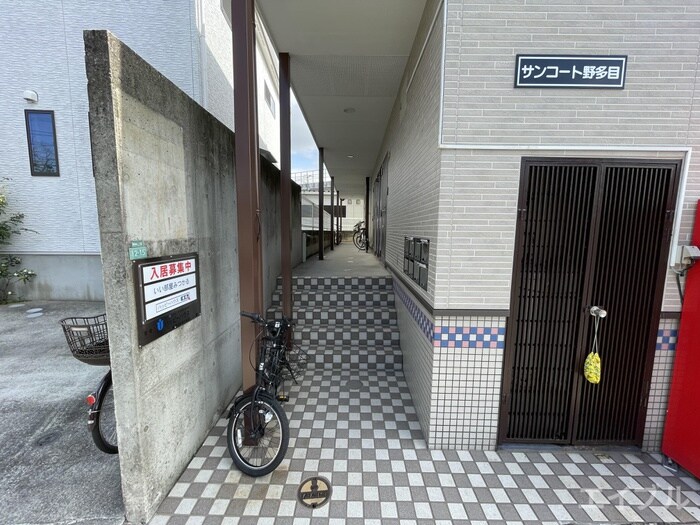 物件外観写真4　(エントランス部分)