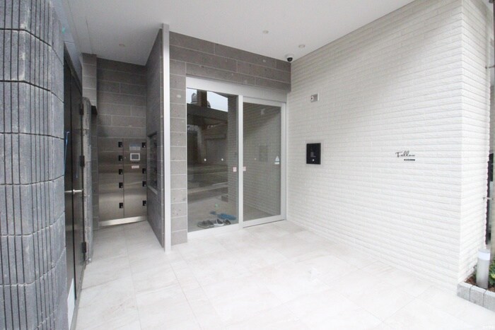 物件外観写真2　(エントランス部分)