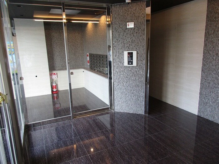 物件外観写真4　(エントランス部分)