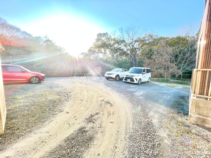 物件外観写真2　(駐車場)