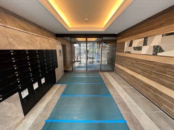 物件外観写真2　(エントランス部分)