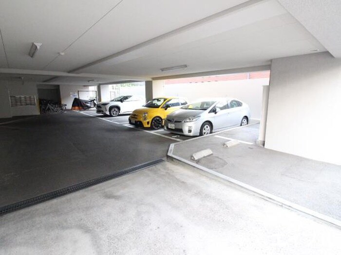 物件外観写真5　(駐車場)