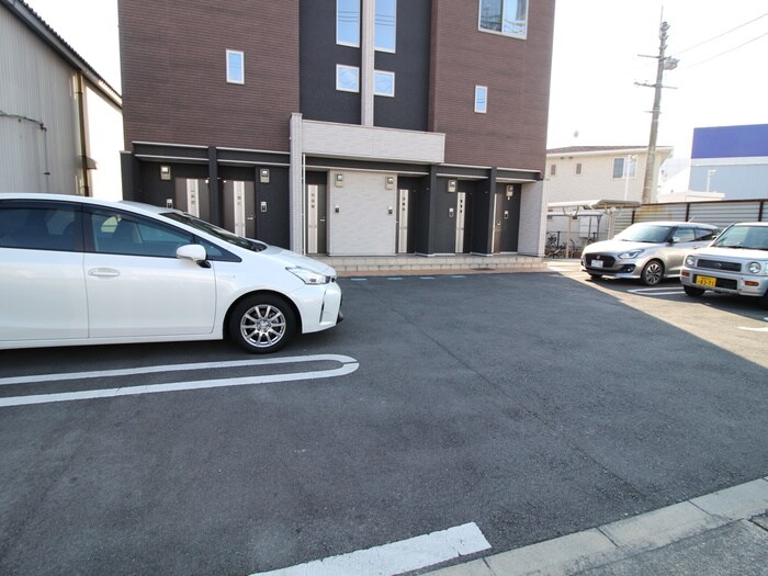 物件外観写真2　(駐車場)