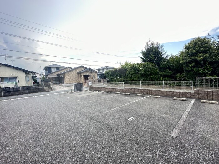 物件外観写真2　(駐車場)