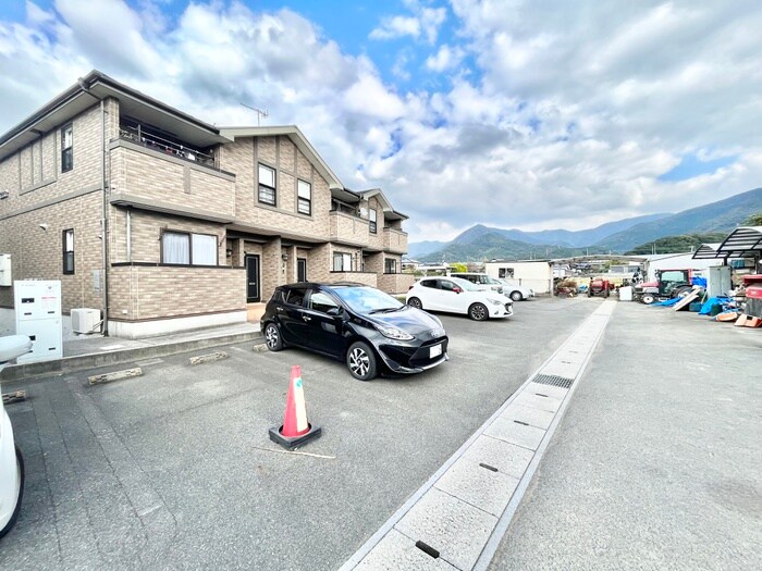 物件外観写真2　(駐車場)