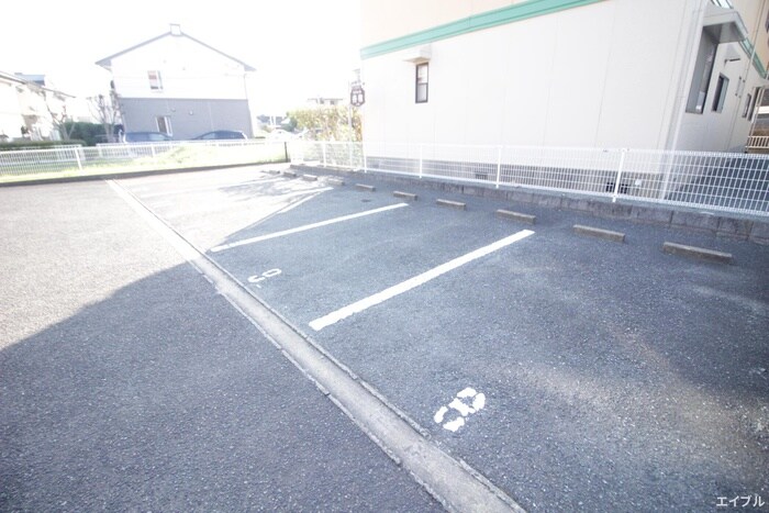 物件外観写真4　(駐車場)