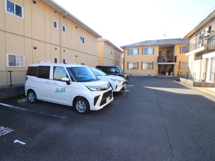 物件外観写真2　(駐車場)