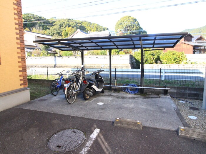 物件外観写真4　(駐輪場)