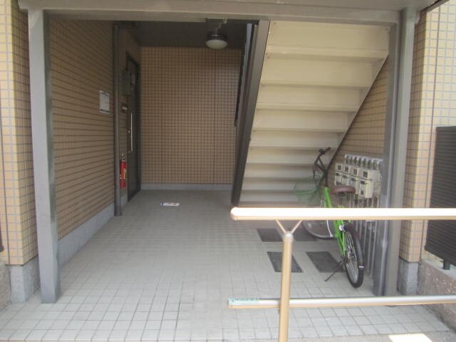 物件外観写真3　(エントランス部分)