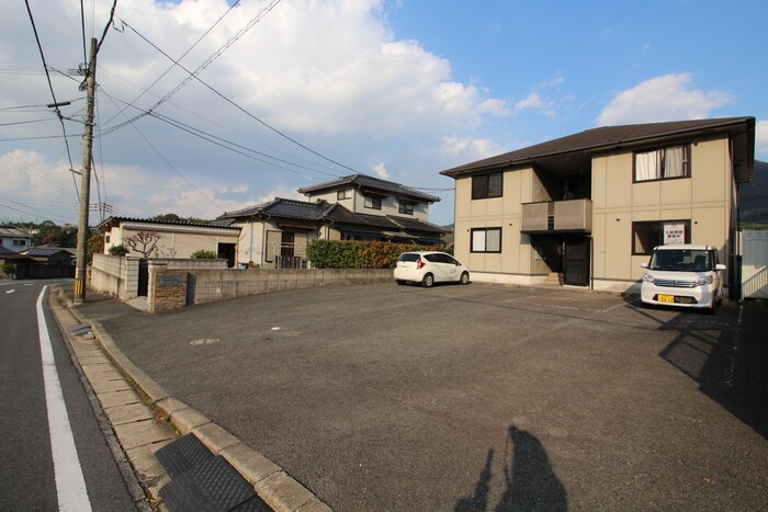 物件外観写真3　(駐車場)