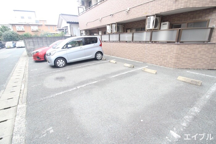 物件外観写真3　(駐車場)