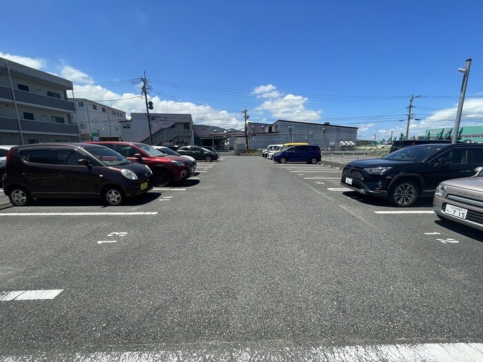物件外観写真2　(駐車場)