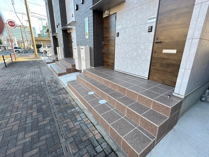 物件外観写真2　(エントランス部分)