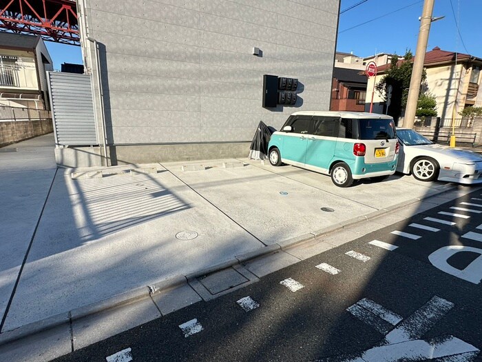 物件外観写真3　(駐車場)