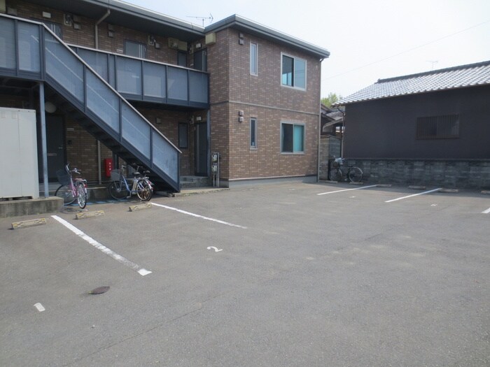 物件外観写真3　(駐車場)
