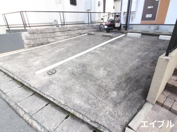 物件外観写真4　(駐車場)