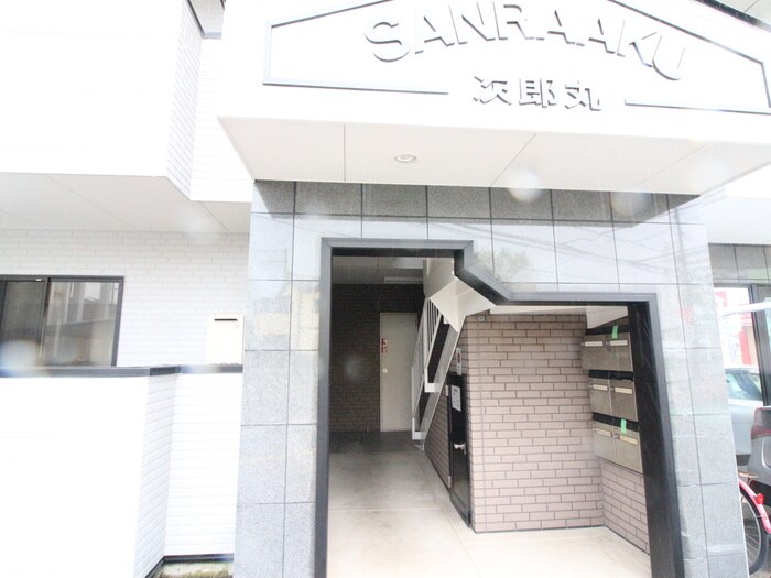 物件外観写真5　(エントランス部分)