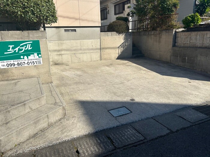 物件外観写真4　(駐車場)