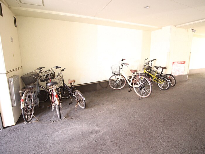 物件外観写真4　(駐輪場)