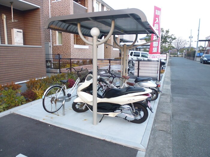 物件外観写真2　(駐輪場)