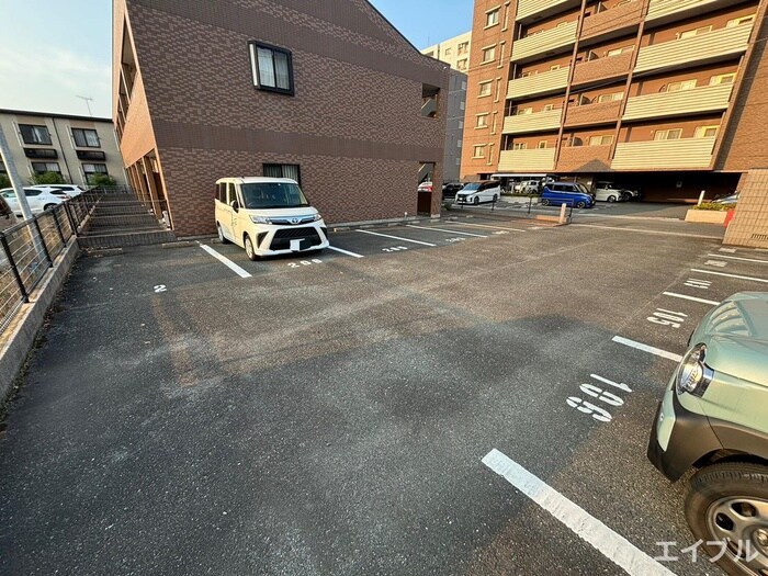 物件外観写真2　(駐車場)