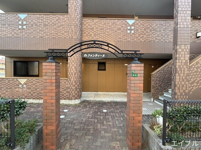 物件外観写真4　(エントランス部分)