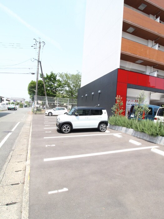 物件外観写真4　(駐車場)