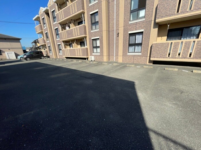 物件外観写真2　(駐車場)