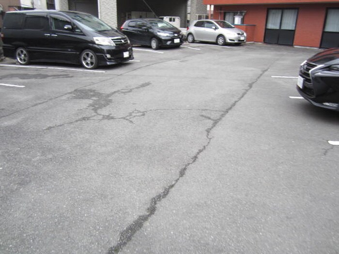 物件外観写真2　(駐車場)