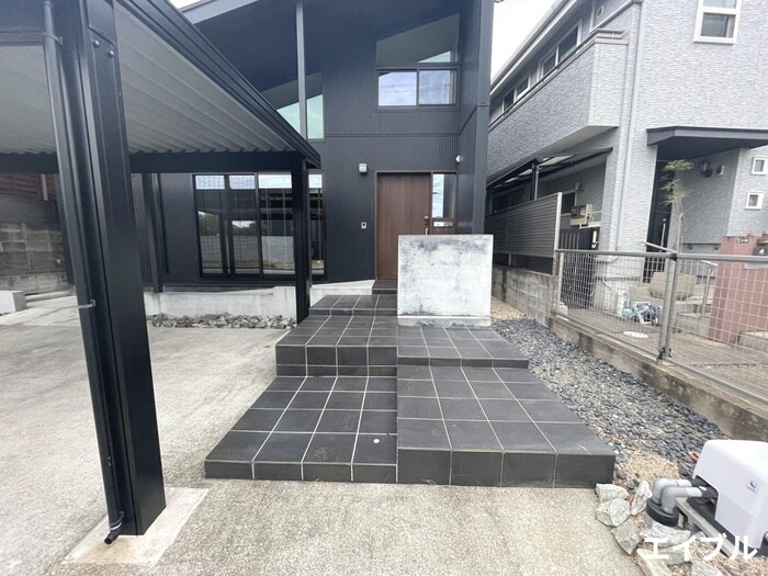 物件外観写真2　(エントランス部分)