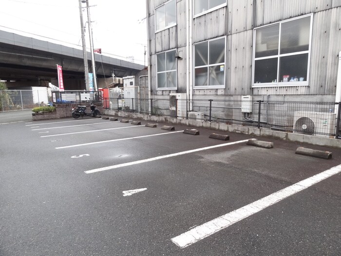 物件外観写真2　(駐車場)