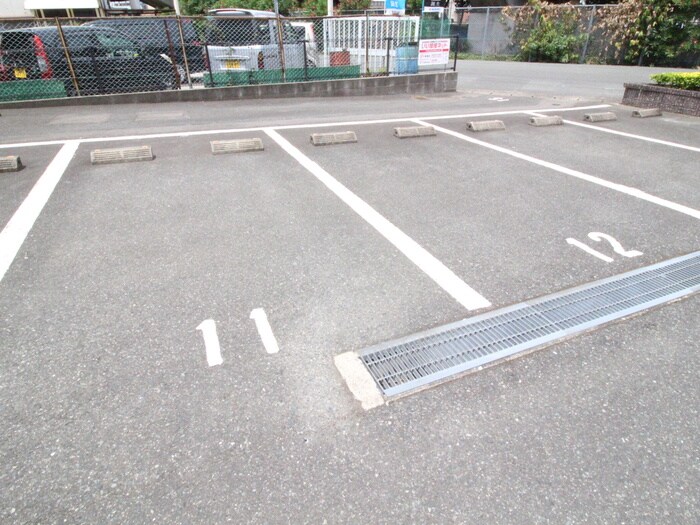 物件外観写真4　(駐車場)