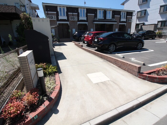 物件外観写真6　(エントランス部分)