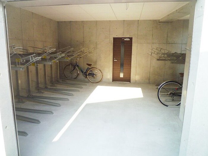 物件外観写真4　(駐輪場)