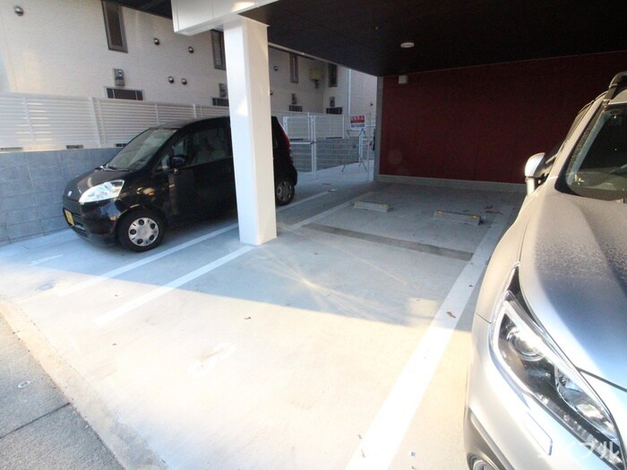 物件外観写真3　(駐車場)