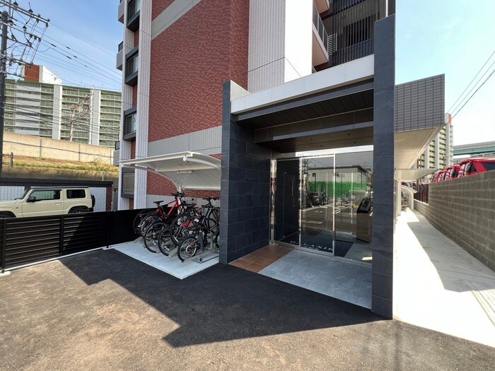 物件外観写真3　(エントランス部分)