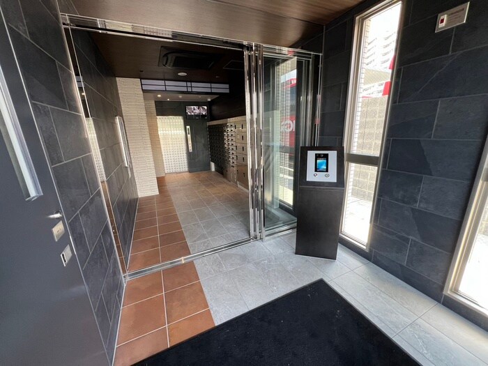 物件外観写真4　(エントランス部分)