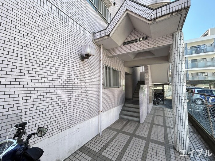 物件外観写真3　(エントランス部分)