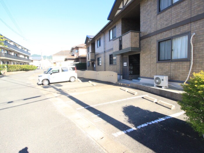 物件外観写真2　(駐車場)