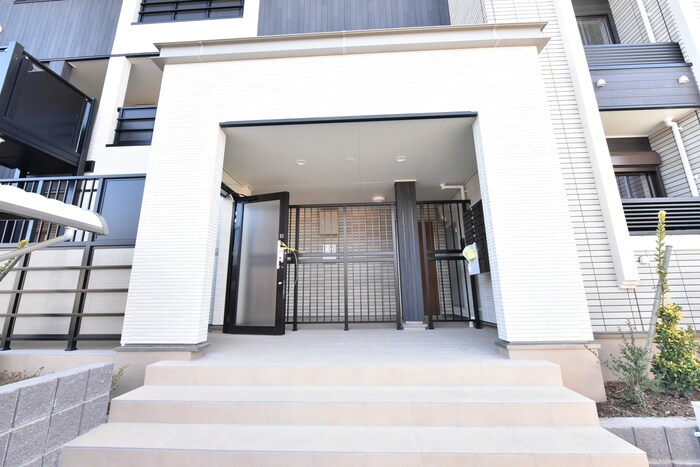 物件外観写真3　(エントランス部分)