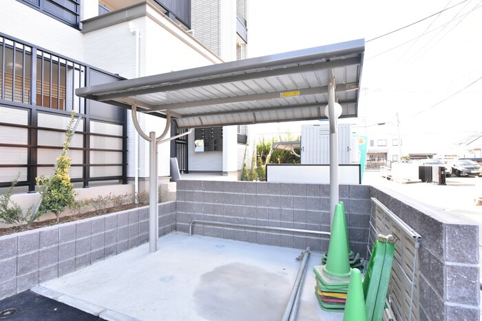 物件外観写真4　(駐輪場)