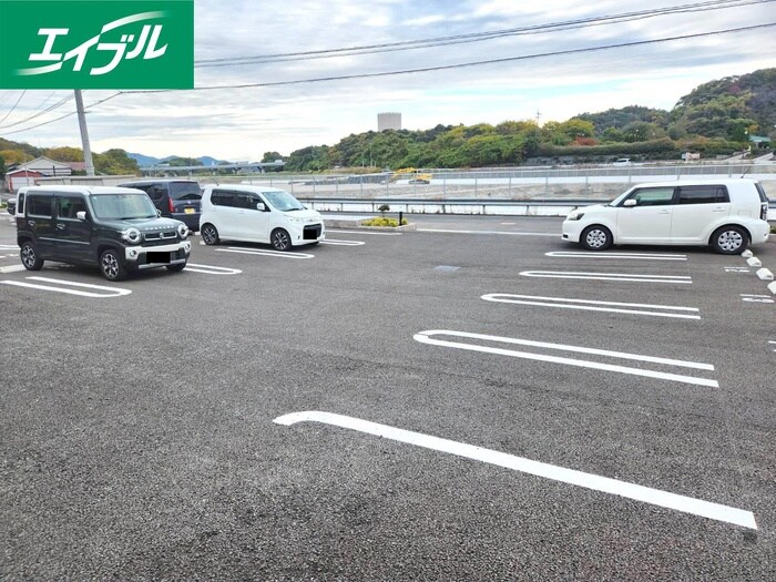 物件外観写真3　(駐車場)