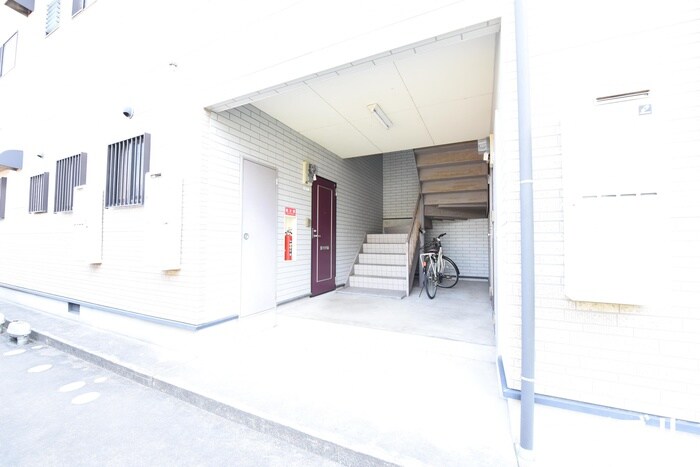 物件外観写真2　(エントランス部分)