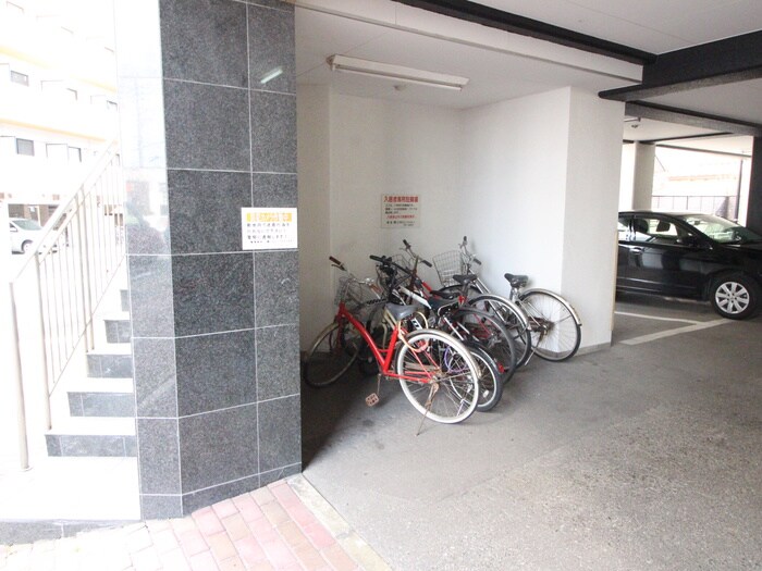 物件外観写真3　(駐輪場)