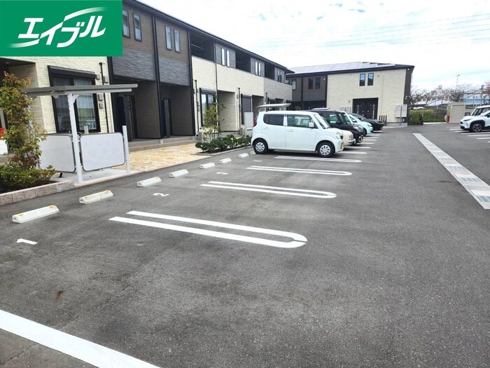 物件外観写真3　(駐車場)